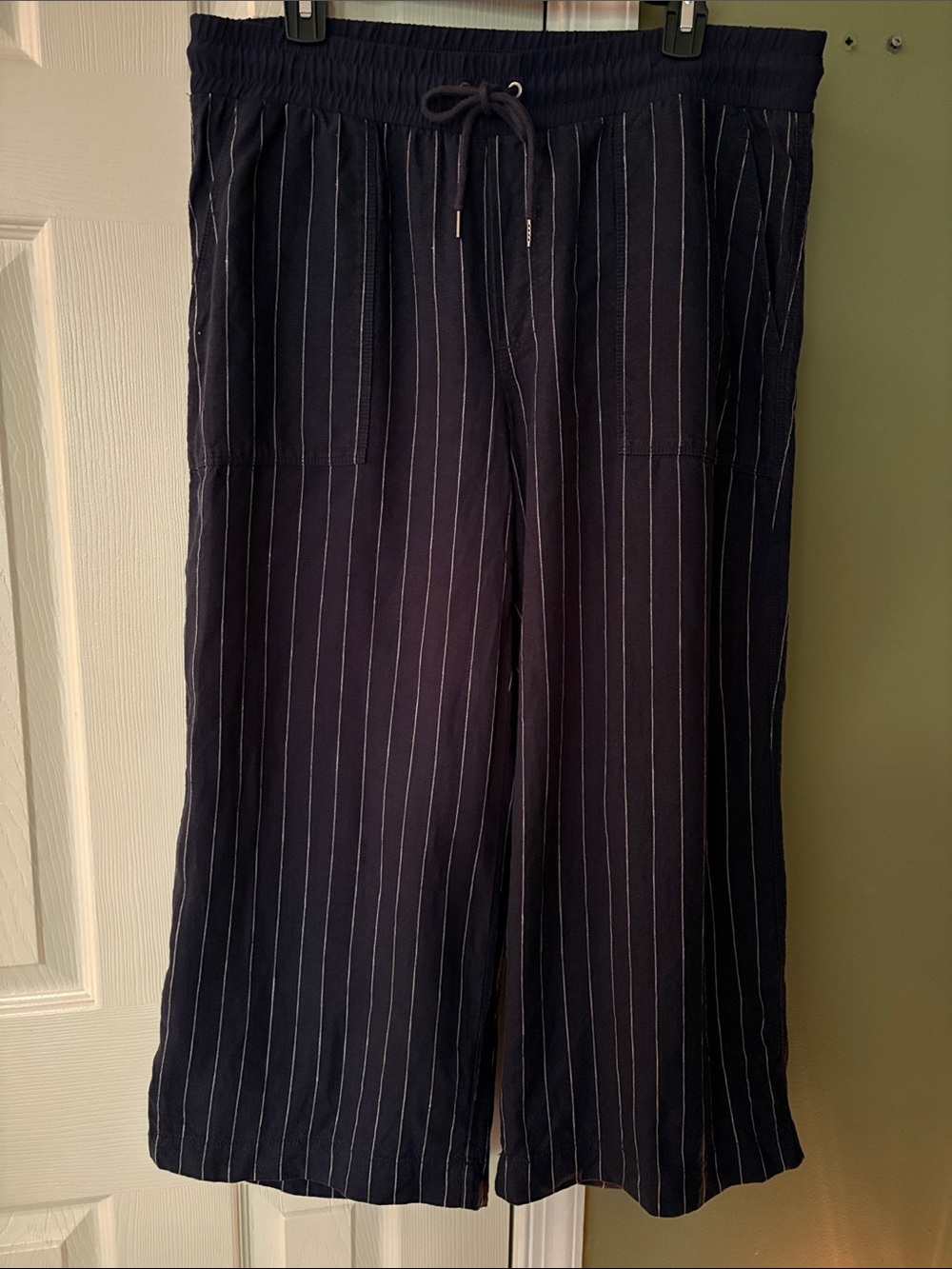 ATHLETA Women’s  Navy Pinstripe Capri / flare leg